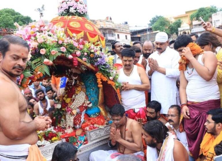 पांचवे सोमवार पर श्री होल्कर स्वरुप में श्रद्धालुओं को दर्शन दिए श्री महाकालेश्वर भगवान ने