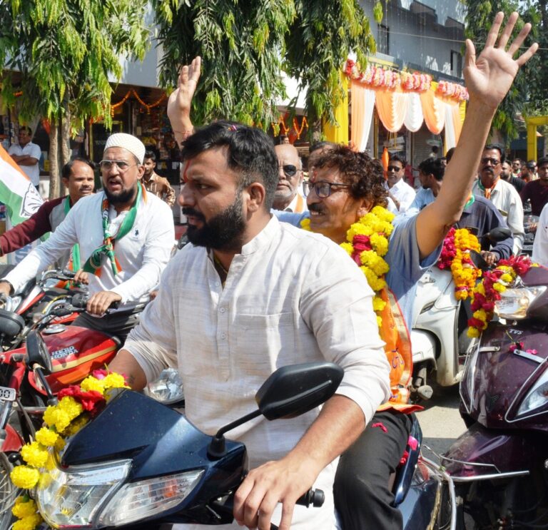 कांग्रेस प्रत्याशी पारस दादा के महाजनसंपर्क में निकली वाहन रेली, सेकड़ो वाहन पर हज़ारो समर्थक निकले सड़को पर